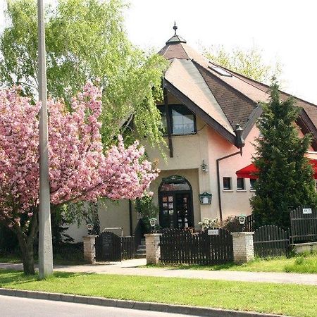 Bed and Breakfast Kocsis Panzio Es Etterem Комаром Екстер'єр фото