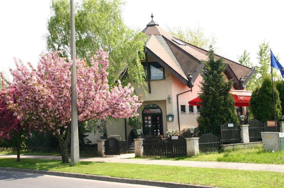 Bed and Breakfast Kocsis Panzio Es Etterem Комаром Екстер'єр фото